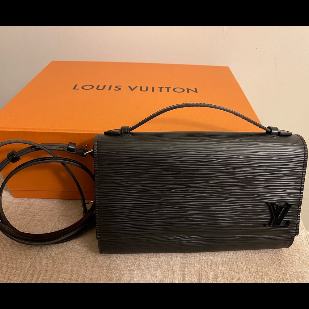 Louis Vuitton Clery Epi Noir M54537